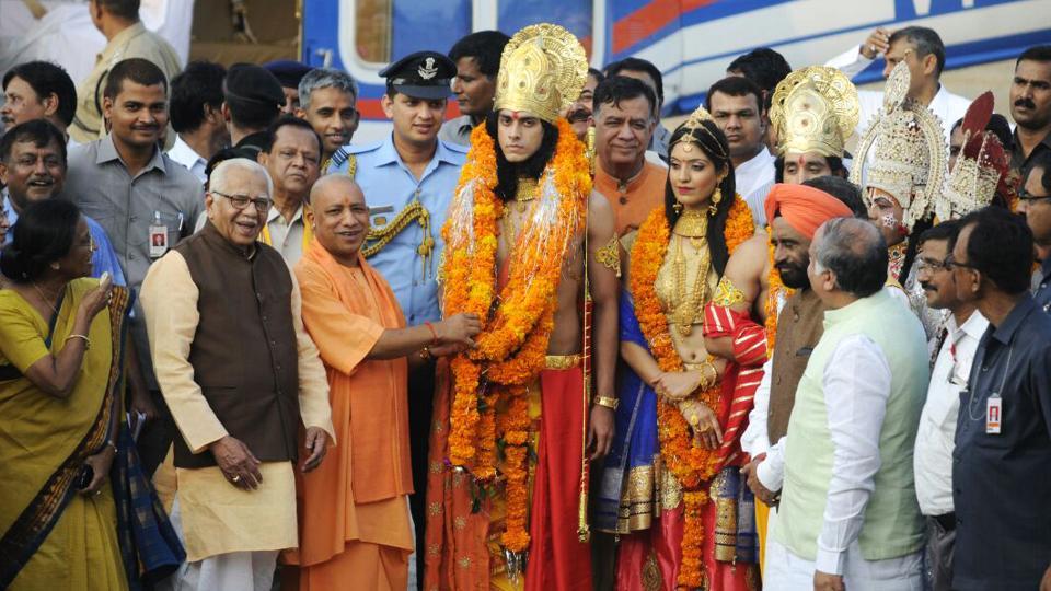 ಉತ್ತರಪ್ರದೇಶ: ಹೆಲಿಕಾಪ್ಟರ್‍ನಲ್ಲಿ ಬಂದಿಳಿದ ರಾಮ-ಸೀತೆ!